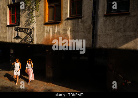 Vienna, Austria. 17 Giugno, 2019. La gente visita la Casa Hundertwasser a Vienna, Austria, 17 giugno 2019. Casa Hundertwasser, un edificio di riferimento noto per le sue colorate pareti esterne ed uno stile unico, è stato progettato da artista austriaco Friedenscreich Hundertwasser. Fu costruita tra il 1983 e il 1985. Fino ad ora è ancora un appartamento per le normali operazioni di residenti e uno dei più visitati edifici di Vienna. Credito: Guo Chen/Xinhua/Alamy Live News Foto Stock