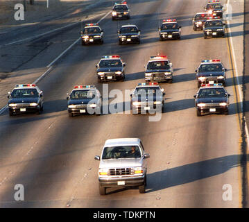 17 giugno 2019, Los Angeles, California, Stati Uniti d'America: nella foto: Giugno 17, 1994 - Autostrada pattuglia delle vetture dà la caccia a GU SIMPSON Ford bianco Bronco sulla 91 autostrada westbound, pilotato da un amico in c.a. Gusci. Quando si torna a casa sua a Rockingham, Simpson è preso in custodia. Credito: Branimir Kvartuc/ZUMAPRESS.com/Alamy Live News Foto Stock