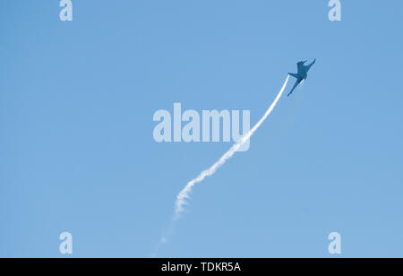 13 giugno 2019, Bassa Sassonia, Faßberg: Un Eurofighter Typhoon vola su 'Spotter Day' sopra la base aerea Faßberg. Foto: Christophe Gateau/dpa Foto Stock