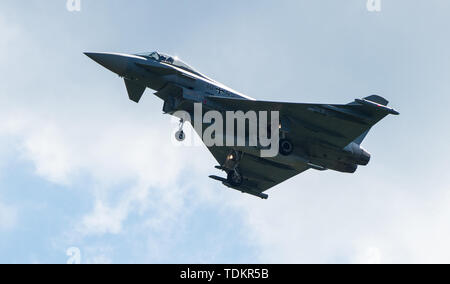 13 giugno 2019, Bassa Sassonia, Faßberg: Un Eurofighter Typhoon vola su 'Spotter Day' sopra la base aerea Faßberg. Foto: Christophe Gateau/dpa Foto Stock