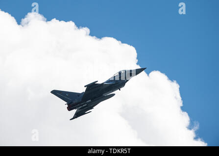 13 giugno 2019, Bassa Sassonia, Faßberg: Un Eurofighter Typhoon vola su 'Spotter Day' sopra la base aerea Faßberg. Foto: Christophe Gateau/dpa Foto Stock