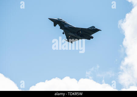 13 giugno 2019, Bassa Sassonia, Faßberg: Un Eurofighter Typhoon vola su 'Spotter Day' sopra la base aerea Faßberg. Foto: Christophe Gateau/dpa Foto Stock