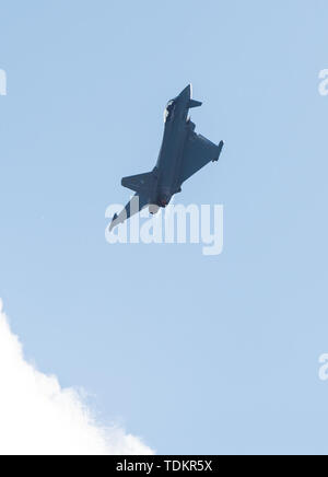 13 giugno 2019, Bassa Sassonia, Faßberg: Un Eurofighter Typhoon vola su 'Spotter Day' sopra la base aerea Faßberg. Foto: Christophe Gateau/dpa Foto Stock