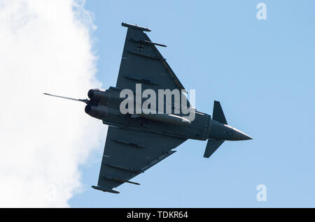 13 giugno 2019, Bassa Sassonia, Faßberg: Un Eurofighter Typhoon vola su 'Spotter Day' sopra la base aerea Faßberg. Foto: Christophe Gateau/dpa Foto Stock