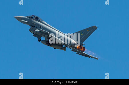 13 giugno 2019, Bassa Sassonia, Faßberg: Un Eurofighter Typhoon vola su 'Spotter Day' sopra la base aerea Faßberg. Foto: Christophe Gateau/dpa Foto Stock