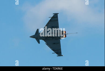 13 giugno 2019, Bassa Sassonia, Faßberg: Un Eurofighter Typhoon vola su 'Spotter Day' sopra la base aerea Faßberg. Foto: Christophe Gateau/dpa Foto Stock