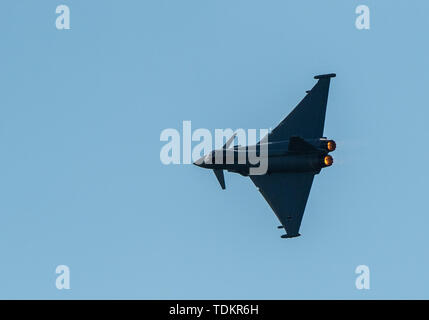 13 giugno 2019, Bassa Sassonia, Faßberg: Un Eurofighter Typhoon vola su 'Spotter Day' sopra la base aerea Faßberg. Foto: Christophe Gateau/dpa Foto Stock