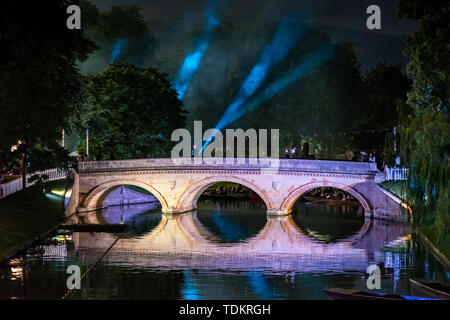 Cambridge Regno Unito 17 Giugno 2019. Fuochi d'artificio illuminano il cielo di estate sopra le spalle e il fiume Cam presso il Trinity College può sfera come studenti celebrare la fine del termine. Varie Cambridge University College tenere le sfere tradizionali nel maggio settimana, nel mese di giugno, con sontuosi intrattenimento, mangiare, bere e feste. Credito Eales Julian/Alamy Live News Foto Stock