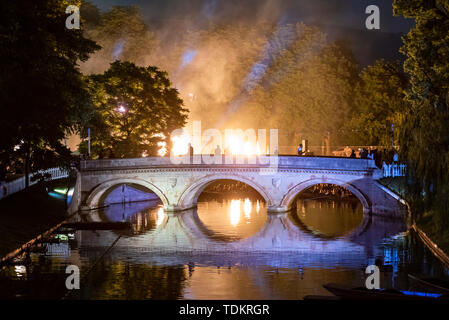 Cambridge Regno Unito 17 Giugno 2019. Fuochi d'artificio illuminano il cielo di estate sopra le spalle e il fiume Cam presso il Trinity College può sfera come studenti celebrare la fine del termine. Varie Cambridge University College tenere le sfere tradizionali nel maggio settimana, nel mese di giugno, con sontuosi intrattenimento, mangiare, bere e feste. Credito Eales Julian/Alamy Live News Foto Stock