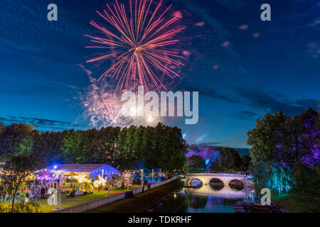 Cambridge Regno Unito 17 Giugno 2019. Fuochi d'artificio illuminano il cielo di estate sopra le spalle e il fiume Cam presso il Trinity College può sfera come studenti celebrare la fine del termine. Varie Cambridge University College tenere le sfere tradizionali nel maggio settimana, nel mese di giugno, con sontuosi intrattenimento, mangiare, bere e feste. Credito Eales Julian/Alamy Live News Foto Stock