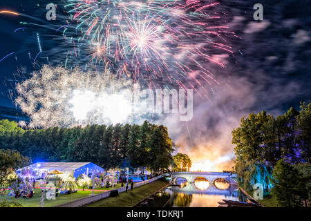 Cambridge Regno Unito 17 Giugno 2019. Fuochi d'artificio illuminano il cielo di estate sopra le spalle e il fiume Cam presso il Trinity College può sfera come studenti celebrare la fine del termine. Varie Cambridge University College tenere le sfere tradizionali nel maggio settimana, nel mese di giugno, con sontuosi intrattenimento, mangiare, bere e feste. Credito Eales Julian/Alamy Live News Foto Stock