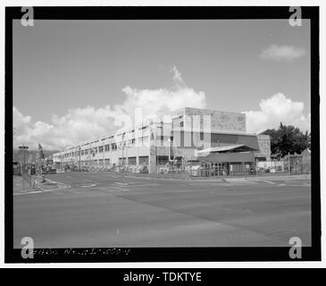 Obliquo esterno vista contestuale dell'estremità sud e ovest - STATI UNITI Base Navale, Pearl Harbor, ausiliari Shipfitters Shop, Avenue G vicino a Fifth Street intersezione, perla città e contea di Honolulu, HI Foto Stock