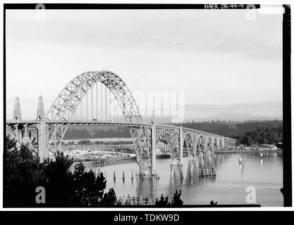 Vista obliqua dal nord-ovest - Yaquina Bay Bridge, Span Yaquina Bay presso la Oregon Coast Highway, Newport, Lincoln County, o Foto Stock