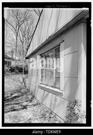 Vista obliqua guardando ad ovest lungo il sud-ovest o dodicesima Street elevazione alla finestra immagine con architrave in acciaio; nota anche la ventilazione per la gronda - 5201 12th Street, South (Lustron House), Arlington Arlington County, VA; prezzo, Virginia B, trasmettitore Foto Stock