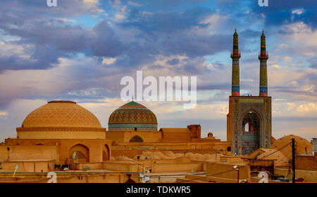 Lo skyline di Yazd Iran al tramonto. Foto Stock