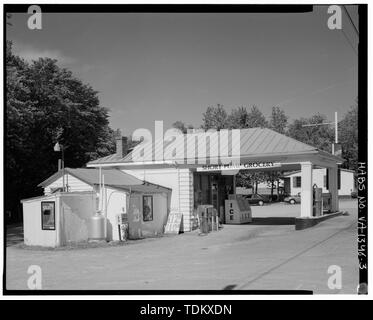 Vista obliqua di fronte (nord) e lato sinistro (est) elevazioni, guardando verso sud-ovest. - Pompa breve stazione di rifornimento Shell, 11441 West Broad Street, Short Pump, Contea Henrico, VA; Alfson, Maria, trasmettitore; Tucher, Rob, fotografo; Berg, David C, storico Foto Stock