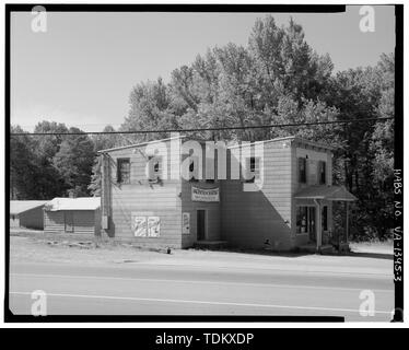 Vista obliqua di fronte (nord-ovest) e lato sinistro (nord-est) elevazioni, guardando verso sud. - Downtown Short Pump drogheria, West Broad Street (Strada Statale Route 250) e tre Chopt Road, Short Pump, Contea Henrico, VA; Henley, Dabney B; Henley, B B; Alfson, Maria, trasmettitore; Tucher, Rob, fotografo; Berg, David C, storico Foto Stock