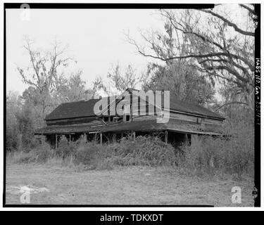 Vista obliqua di fronte (ovest) e a sud i lati della casa rivolto a nord. - Timmerman House, dal lato est del garrese Road, a sud degli Stati Uniti Autostrada 84, Stockton, Lanier County, GA Foto Stock