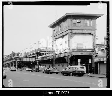 Vista obliqua del sud e ovest elevazioni del segnale lungo la torre Stillwell Avenue. Guardando verso nord-ovest. - Stillwell Avenue stazione, intersezione di Stillwell e viali di Surf, Brooklyn, Kings County, NY Foto Stock