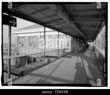 Vista obliqua di fronte sud e ovest elevazione di RTO edificio dalla piattaforma al di sopra dei binari. Guardando a nord-est. - Stillwell Avenue stazione, intersezione di Stillwell e viali di Surf, Brooklyn, Kings County, NY Foto Stock