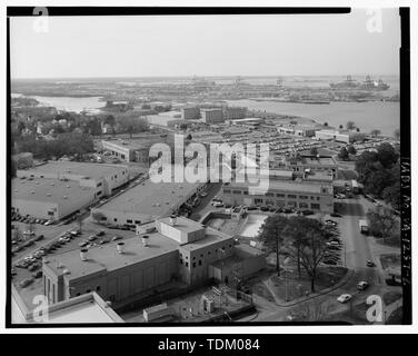 Vista obliqua della porzione occidentale del complesso ospedaliero che mostra in primo piano da sinistra a destra, Edificio di ricreazione (HABS n. VA-1287-N), stanza con doccia e piscina (HABS n. VA-1287-M); e nella metà di destra Massa, dalla parte anteriore a quella posteriore, falegname e Paint Shop (HABS n. VA-1287-L), Archiviazione medicale edificio (HABS n. VA-1287-K), e il potere centrale casa(HABS n. VA-1287-J), vista da nord-ovest dal tetto di 1960 elevato aumento hospital - Portsmouth Naval Hospital, delimitata dal fiume di Elizabeth, Crawford Street, Portsmouth Ospedale Generale di Parkview Avenue, e Scotts Creek, Portsmouth, Portsmouth, VA Foto Stock