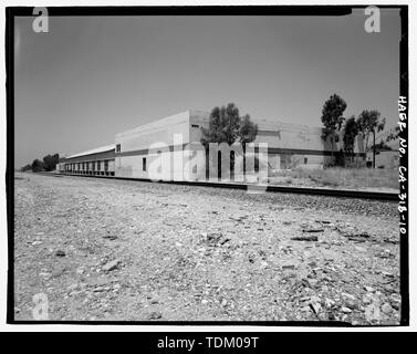 Vista obliqua che mostra a sud e a est le elevazioni, guardando ad ovest e a nord-ovest. - Altezze di College di limone Casa di imballaggio, 519-532 West Prima Strada, Claremont, nella contea di Los Angeles, CA Foto Stock