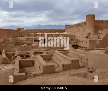 Guardando sopra la parte superiore delle fondamenta del castello di Rayen. Foto Stock