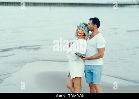 Elegante adulto giovane vicino al mare Foto Stock