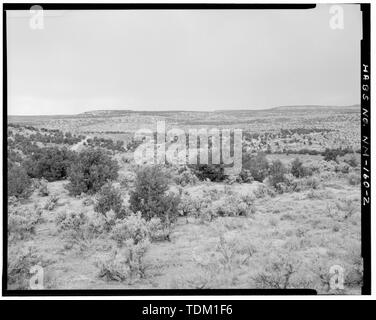 Vista generale da una posizione avvicinata, guardando verso nord-ovest. - Camino con cappuccio Pueblito, su un punto settentrionale di Superior Mesa circa 700 metri ad ovest di Largo Canyon lavaggio, Dulce, Rio Arriba County, NM Foto Stock