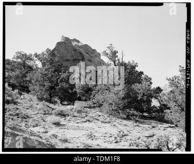 Vista generale da una posizione avvicinata, guardando verso nord-ovest. - Split Rock Pueblito, Mesa di RIM di Largo Canyon, a sud di Dogie Canyon e a nord del Canyon Tapacito, Dulce, Rio Arriba County, NM Foto Stock