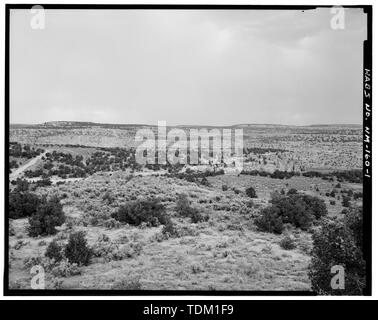 Vista generale dal di sopra, Hogan anello non visto, guardando verso nord-ovest. - Camino con cappuccio Pueblito, su un punto settentrionale di Superior Mesa circa 700 metri ad ovest di Largo Canyon lavaggio, Dulce, Rio Arriba County, NM Foto Stock