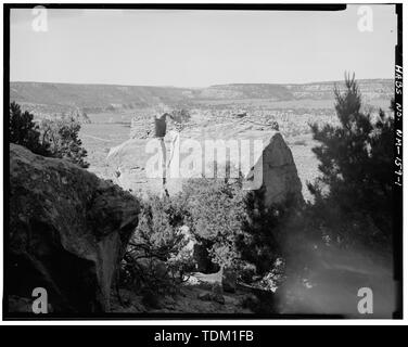 Vista generale dal di sopra, Hogan anello non visto, guardando verso nord-ovest. - Split Rock Pueblito, Mesa di RIM di Largo Canyon, a sud di Dogie Canyon e a nord del Canyon Tapacito, Dulce, Rio Arriba County, NM Foto Stock