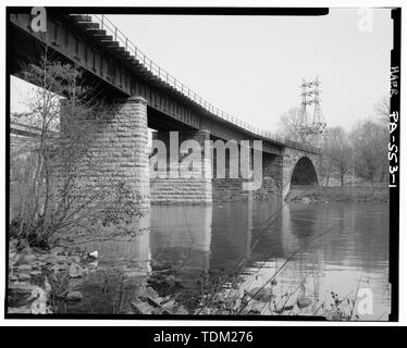 Panoramica dalla riva occidentale del fiume Schuykill. - Philadelphia e Reading Railroad, Ponte a West Falls, Spanning Schuylkill River, a sud-est di Roosevelt Boulevard Bridge, Philadelphia, Contea di Philadelphia, PA; Nichols, H K; Pencoyd Bridge e società di costruzioni; Nolan e Brothers Company, Philadelphia e Reading Railroad; Consolidated Rail Corporation (Conrail); CSX Trasporto; DeLony, Eric N, project manager; Pennsylvania Historical and Museum Commission, sponsor; Consolidated Rail Corporation (Conrail), sponsor; Spivey, Justin M, storico; Elliott, Giuseppe E, B, fotografo Foto Stock