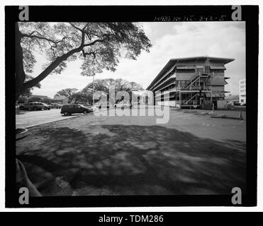 Panoramica cercando parallelamente alla Avenue e lungo il lato sud di agevolazione 1C. Avenue E (Russell Avenue) al lato sinistro del tiro. Parallelamente area di parcheggio nella parte anteriore dell'Agevolazione 1C. Preso dalla struttura 207. Vista rivolta verso nord-ovest. - Stati Uniti Base Navale, Pearl Harbor, Ufficio Amministrazione Annex-Southeast estensione, Avenue e tra il settimo e ottavo strade, Pearl City, Honolulu County, HI Foto Stock