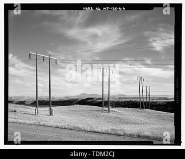 Panoramica di Morony-per-linea Arcobaleno (estrema sinistra) nel contesto con Ryan-a-Rainbow linee 1 e 2 (centro) circa 6 miglia a sud-ovest di Morony Dam e potente. Vista verso est-nord-est - Morony impianto idroelettrico, Morony-a-Rainbow 100 kV per la linea di trasmissione, la riva occidentale del Fiume Missouri, Great Falls, contea della cascata, MT Foto Stock