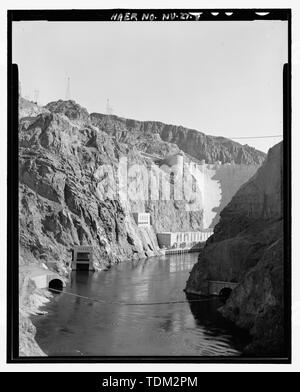 Panoramica di Colorado River Canyon dalla pista di atterraggio per elicotteri. Vista del lato del Nevada dove nuovo ponte attraversa il canyon, vista nord-ovest - Hoover Dam, Spanning Fiume Colorado in Route 93, Boulder City, Clark County, NV Foto Stock