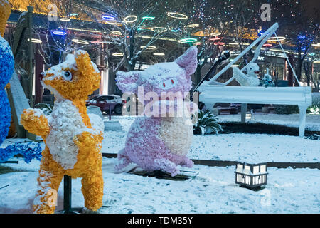 Il 3 gennaio 2018, Xi'an è scesa la prima neve pesante del nuovo anno, Xi'an City argento avvolto bella e commovente, i cittadini sono scesi in piazza per combattere battaglie di neve e scattare foto per celebrare la prima neve del nuovo anno. Foto Stock