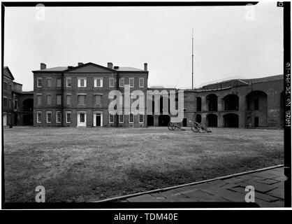 Parata a terra con i funzionari dei quartieri, CASEMATES, E STAIRTOWER, guardando a nord-est - Fort Delaware, pisello Isola di patch, Delaware City, New Castle County, DE Foto Stock