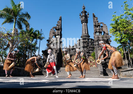 DENPASAR/BALI-Giugno 15 2019: tribù di Papua ballerini si stanno preparando per una performance al Bali Arts Festival 2019 (Pesta Kesenian Bali). Si tratta di un publi Foto Stock