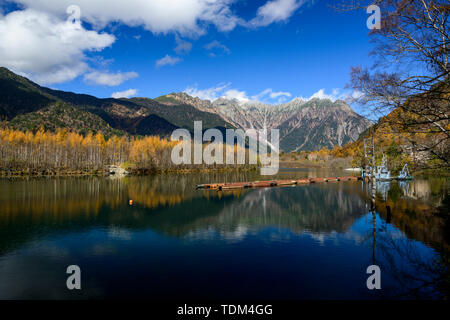 Taisho stagno nel tardo autunno, Prefettura di Nagano, Giappone Foto Stock