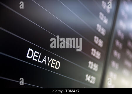 L'orario di imbarco degli schermi del monitor - calendario schede madri. Arrivi e partenze monitor per controllare lo stato di un volo in aeroporto. Segno ritardato. Foto Stock