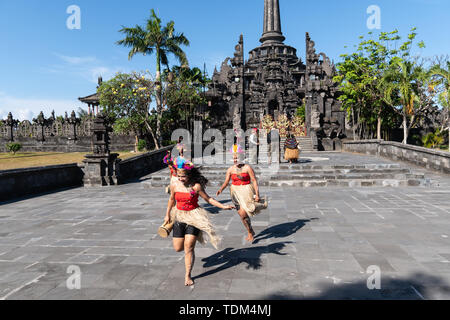 DENPASAR/BALI-Giugno 15 2019: tribù di Papua ballerini si stanno preparando per una performance al Bali Arts Festival 2019 (Pesta Kesenian Bali). Si tratta di un publi Foto Stock