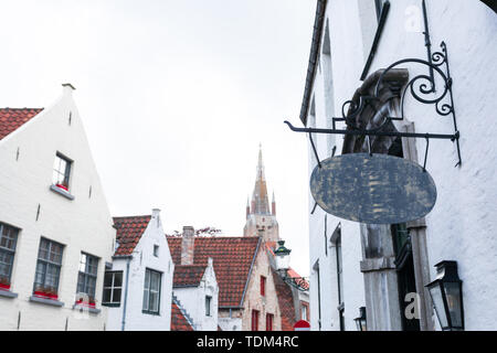 Bel vecchio segno sulla facciata nel centro storico di Bruges, Belgio Foto Stock