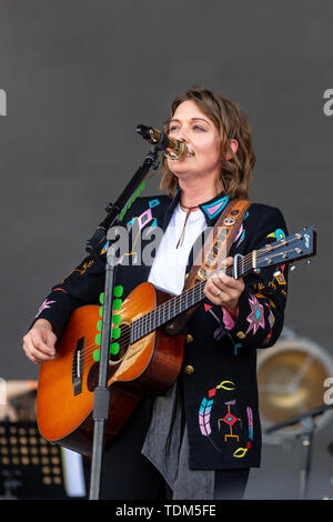 Giugno 16, 2019 - Manchester, Tennessee, Stati Uniti - Brandi Carlile durante la musica di Bonnaroo + Arts Festival di Manchester, Tennessee (credito Immagine: © Daniel DeSlover/ZUMA filo) Foto Stock