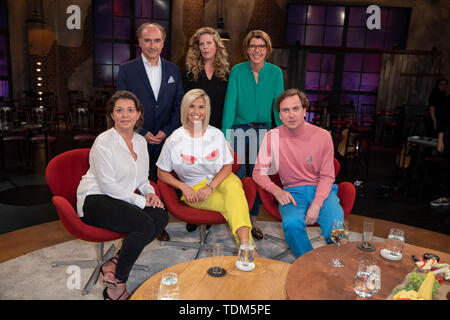 Husch Josten, Gustav Dobos, Beatrice Egli, Diana Amft, Bettina Böttinger, Lars Eidinger bei der Aufzeichnung der WDR-Talkshow 'Kölner Treff' im WDR St Foto Stock