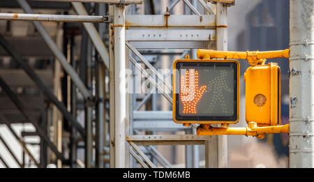 Arresto, dont camminare mano rossa segnale di traffico per i pedoni in New York city centre, blur struttura metallica sfondo, primo piano, spazio di copia Foto Stock