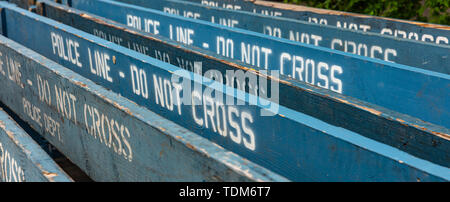 Linea di polizia non cross sfondo, NYPD. Avvertenza barries blu, testo non cross, impilato su una strada, Manhattan, New York Foto Stock