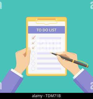 Todo list su appunti con mani illustrazione. Elenco di controllo documento con il compito di fare a bordo con una graffetta. Appartamento man mani tenendo la penna e appunti con todo list su sfondo verde. Foto Stock