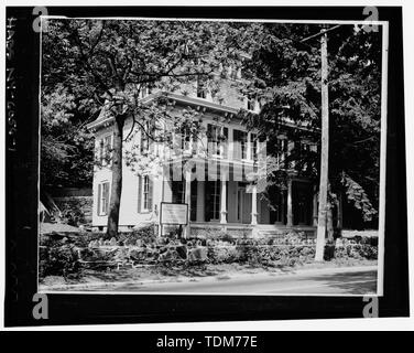 Vista prospettica del prospetto principale - Warren Wilkey House, 190 Main Street, Roslyn, Nassau County, NY Foto Stock