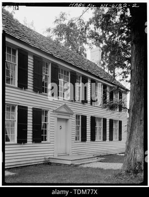 Vista prospettica del prospetto principale IL DETTAGLIO DEL PORTA E CLAPBOARDING - Schuyler House, Saratoga Springs, Saratoga County, NY Foto Stock